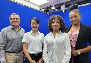 (左から)ヴァスケスLove FM司会者、加治屋派遣員、Vivian Arthursさん、ジョンズLove FM司会者
