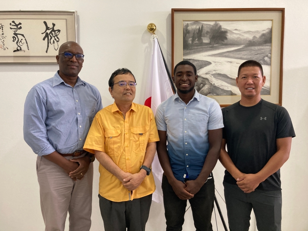Visit of the first Belizean professional baseball player in Japan 