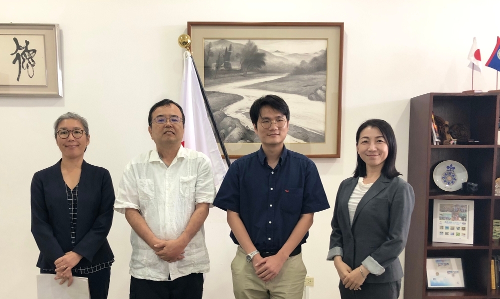 左から：黒川書記官、白方大使、シェンエンさん、和田派遣員