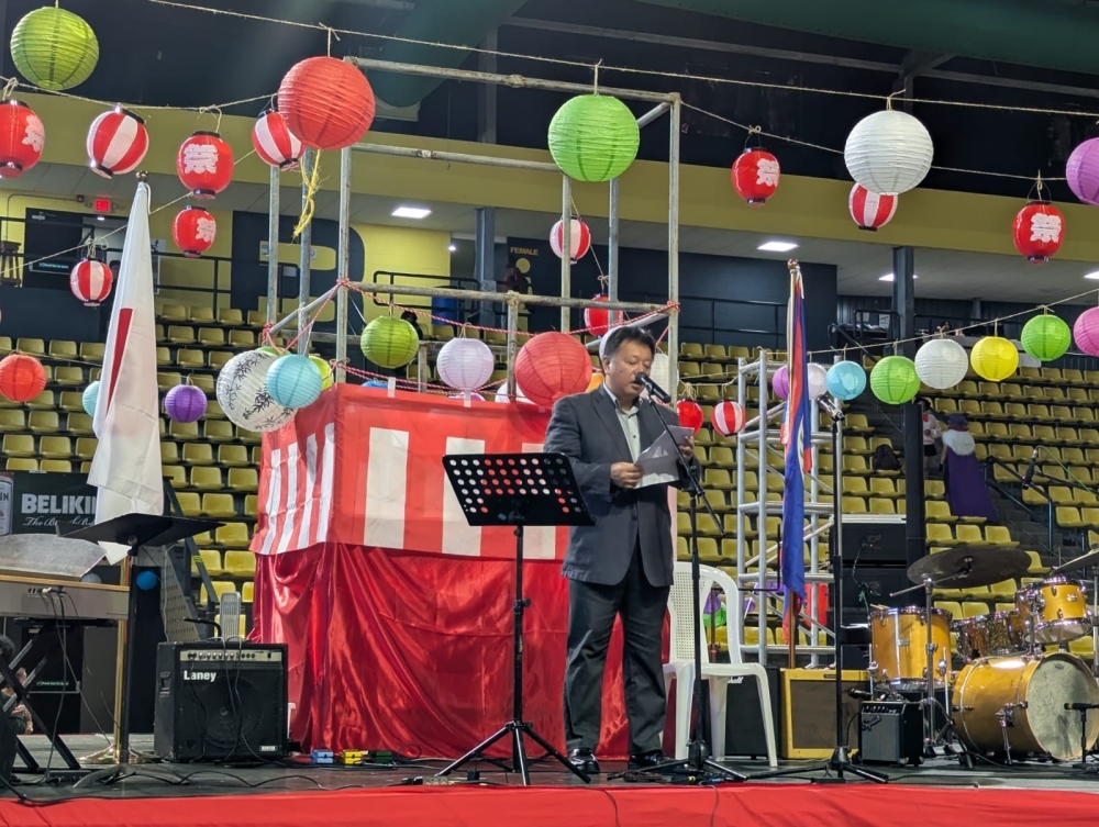 Left : Ambassador Yamakura delivering opening remarks （開会の辞を述べる山倉大使）