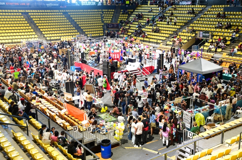 Right : Crowed Venue for Japan Day（多くの来場客で賑わうジャパンデー会 