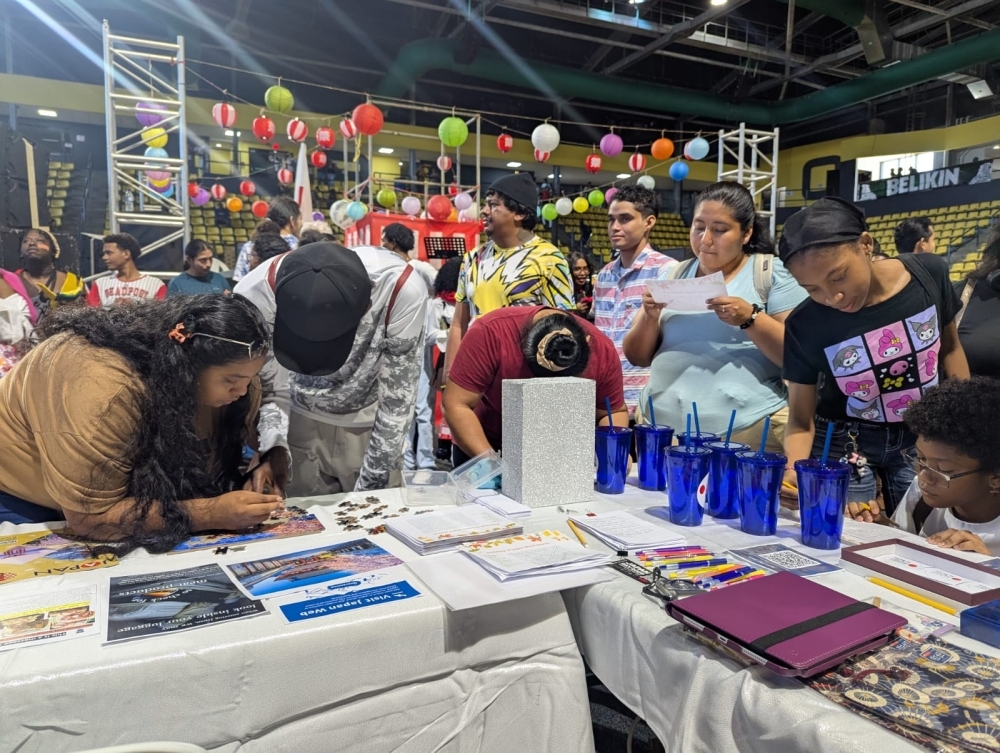  Above : Embassy Booth (日本大使館のブースにて)    